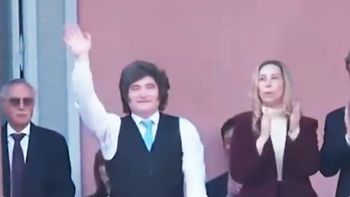 milei saludo al publico desde el balcon de casa rosada y se mostro en unidad con su gabinete milei saludo al publico desde el balcon de casa rosada y se mostro en unidad con su gabinete