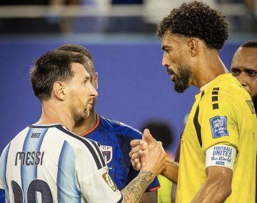 El saludo de Lionel Messi con Vozinha al finalizar el duelo entre Argentina y Cabo Verde.