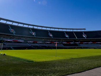 Superclásico en el Monumental: el clima acompaña y le baja el tono a la polémica por la cancha