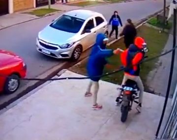 Robaron un auto y casi se llevan a un nene que estaba dormido en el asiento trasero