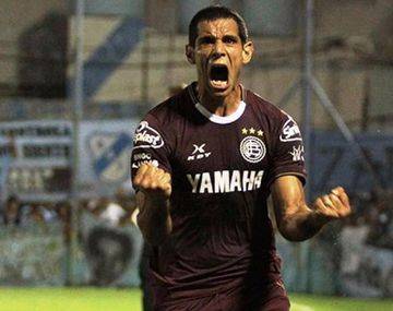 Sand marcó de penal el tercer gol de Lanús ante Temperley