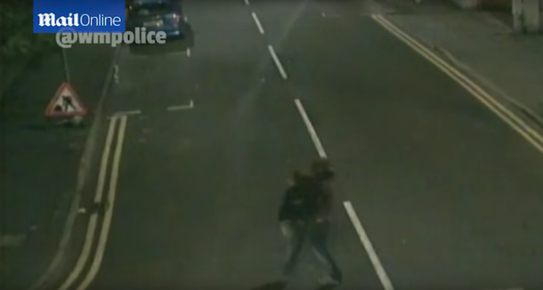 VIDEO: Escalofriante grabación de un presunto violador cargando a una mujer semi inconsciente