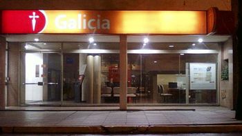 robo a un banco en caseros: se llevan al menos 400 mil pesos de los cajeros robo a un banco en caseros: se llevan al menos 400 mil pesos de los cajeros