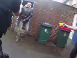 Un atacó a policías con un martillo en Reino Unido Un atacó a policías con un martillo en Reino Unido