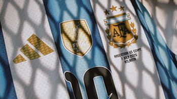 la seleccion argentina cambia su camiseta tras el mundial: dejara de lucir un mitico distintivo la seleccion argentina cambia su camiseta tras el mundial: dejara de lucir un mitico distintivo