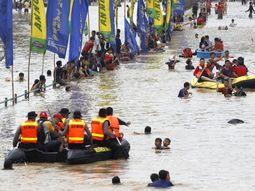 Al menos 10 muertos y 64.000 evacuados por las inundaciones en Indonesia