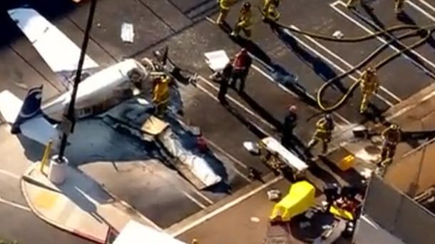 Un muerto al caer una avioneta en un centro comercial