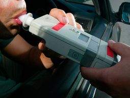 un taxista borracho manejo arriba de la vereda y pasara 10 dias preso un taxista borracho manejo arriba de la vereda y pasara 10 dias preso