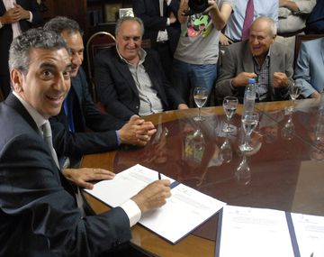 Tren a La Plata: Randazzo firmó adjudicación