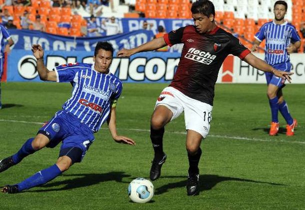 Godoy Cruz amargó a Colón y le impidió llegar a la cima