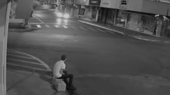 un hombre se salvo por un pelo de que lo atropellara un auto fuera de control un hombre se salvo por un pelo de que lo atropellara un auto fuera de control