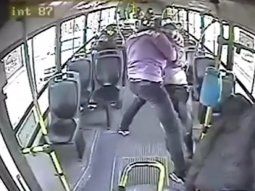 Video: un pasajero borracho atacó a un colectivero y recibió una paliza