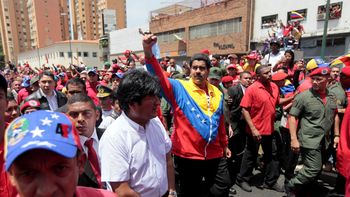 maduro firmo su primer decreto como presidente encargado maduro firmo su primer decreto como presidente encargado