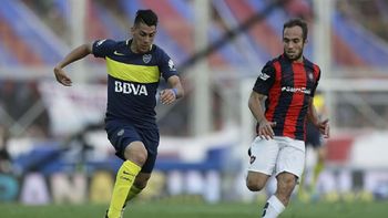 Pavón lleva el balón ante la marca de Belluschi Pavón lleva el balón ante la marca de Belluschi