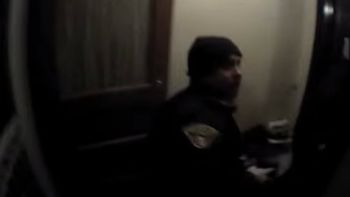 un policia grabo el momento en el que le dispararon durante un allanamiento un policia grabo el momento en el que le dispararon durante un allanamiento