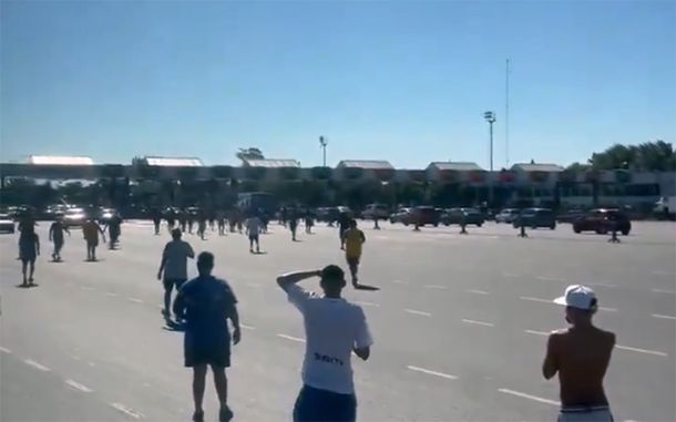 Hinchas de Boca y de Independiente se enfrentaron en el peaje de Dock Sud