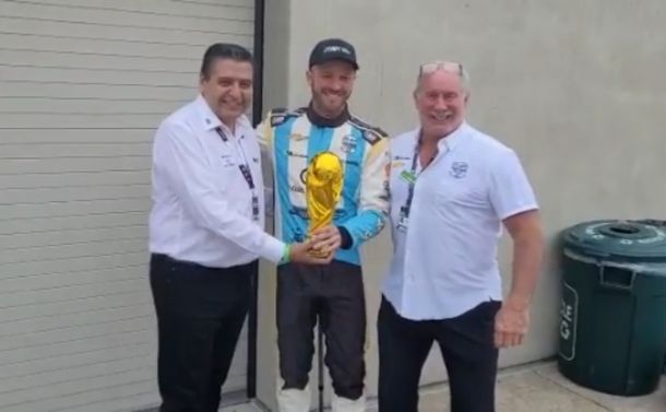 Agustín Canpino se mostró la Copa del Mundo en las 500 Millas de Indianápolis