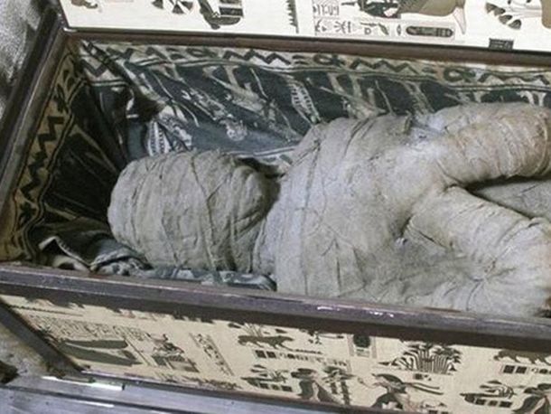 Un niño encontró una momia en la casa de su abuela