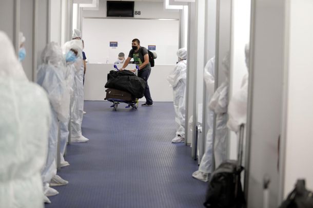 Así reciben a los viajeros en Ezeiza