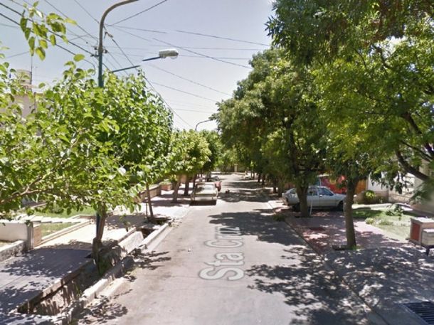 Estacionó para hablar con una persona y le robaron el auto con su hija adentro