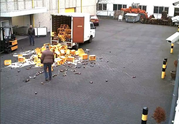 Con la cerveza no: querían bajar decenas de cajones de un camión y se rompieron todos