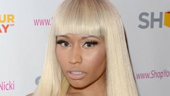 ella promociono su nueva linea de ropa con un buen escote ella promociono su nueva linea de ropa con un buen escote