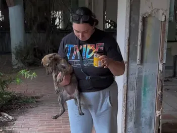 Fueron a rescatar a unos cachorros y se encontraron con una situación tan tierna como inesperada