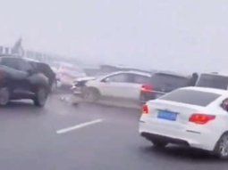 caos en china: mas de 100 autos involucrados en un choque masivo por la niebla