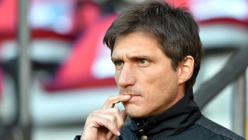 la peor bienvenida: barros schelotto fue a ver a su nuevo equipo y lo golearon
