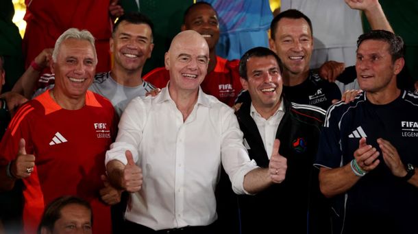 Terremoto en la FIFA: leyendas del fútbol mundial destrozaron a Gianni Infantino