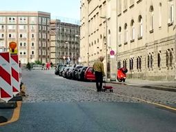 Artista del engaño: circuló por Berlín con 99 celulares y logró confundir a Google Maps