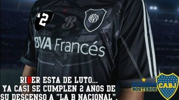 los afiches de boca cargando a river por la camiseta negra los afiches de boca cargando a river por la camiseta negra
