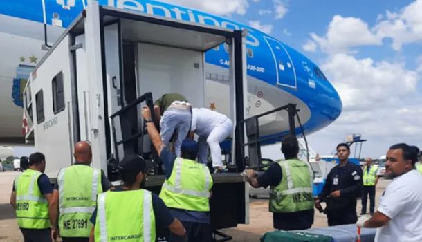 Susto en el Aeropuerto de Ezeiza: cinco personas resultaron heridas al desplomarse un elevador hidráulico
