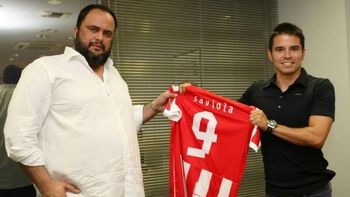 javier saviola poso con la camiseta del olympiacos griego javier saviola poso con la camiseta del olympiacos griego