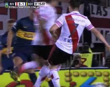 Se pegan entre ellos: mirá la patada de Mora a Viudez