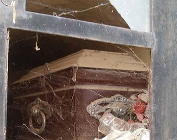 El dolor de una madre: intentó romper el cajón para llevarse el cuerpo de su hijo