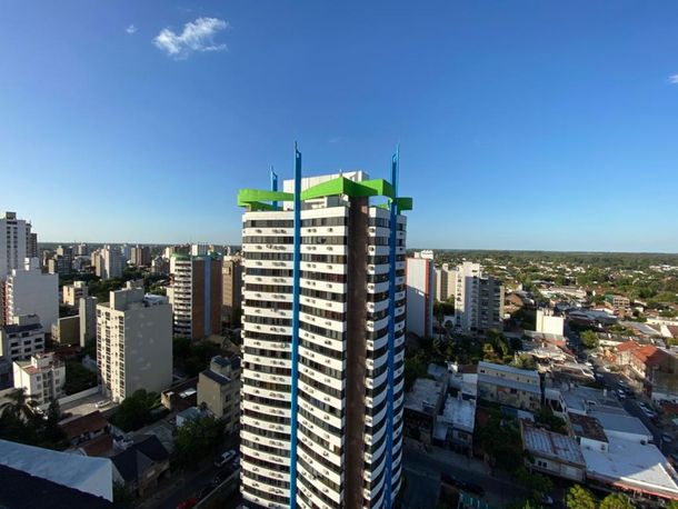 Lo seguía la policía y se tiró desde un décimo piso