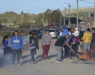 Vecinos apedrearon y prendieron fuego la casa del presunto violador. Foto: El Chubut.