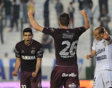 Lanús pulverizó a Quilmes en una ráfaga y lidera el torneo junto a River
