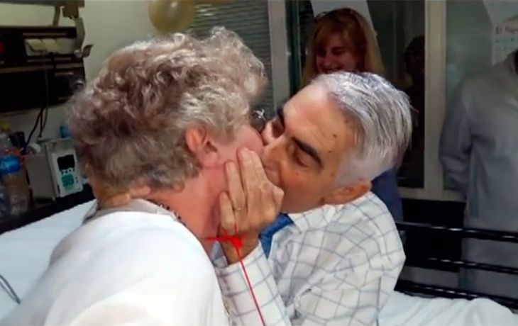 Emocionó a todos casándose en el hospital