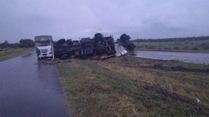 Un camión con acoplado volcó y su carga de frutales quedó desparramada en la ruta
