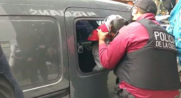 Flores: dramático rescate de un nene que estaba encerrado en una camioneta