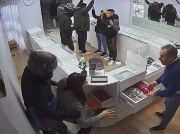 Video: delincuentes armados desvalijaron una joyería de Monte Grande en un minuto