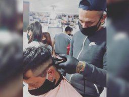 Tiene 25 años y corta el pelo a cambio de ladrillos: quiere construir una casa para vivir con su hija de 3 años