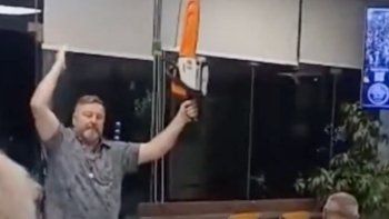 entro con una motosierra a un bar para festejar la victoria de lla en las elecciones entro con una motosierra a un bar para festejar la victoria de lla en las elecciones
