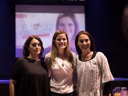 Caren Tepp (centro) encabeza la lista de 15 mujeres de Ciudad Futura