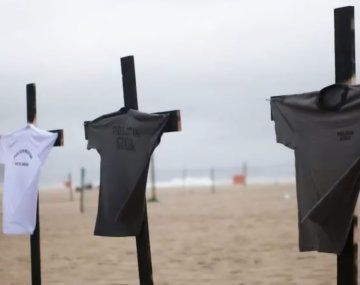 Armaron en una playa de Río un santuario por los policías caídos en el operativo contra el Comando