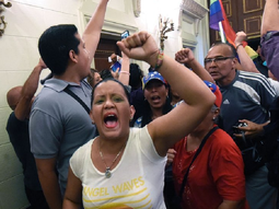 La sesión en el Parlamento venezolano, debió ser brevemente suspendida por la irrupción de grupos chavistas en el recinto La sesión en el Parlamento venezolano, debió ser brevemente suspendida por la irrupción de grupos chavistas en el recinto