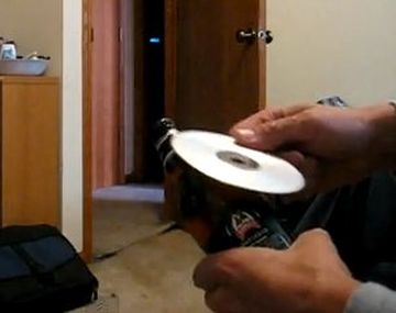 ¿Cómo abrir una botella de cerveza con un CD sin romperlo?