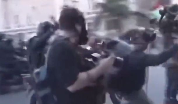 Marcha de jubilados: así la policía atropelló a un camarógrafo en el Congreso